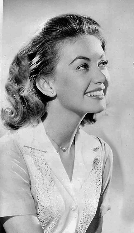 Janette Scott (born 14th December 1938), an English actress. Beginning her acting career as a child actress at the age of 4, Janette worked steadily throughout the 1940's and 50's, and became a popular leading lady, one of her best-known roles being as April Smith in the film 'School for Scoundrels' (1960) Scene Men, Rod Taylor, Opening Scene, Howard Hughes, Bing Crosby, Space Cowboys, Classic Actresses, Film School, Child Actresses