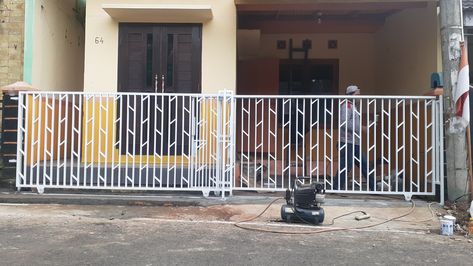 Pintu besi dorong sliding kanan kiri Gate Designs, Balcony Grill, Balcony Grill Design, Safety Door, Main Gate Design, Lan Can, Main Gate, Grill Design, Iron Gate