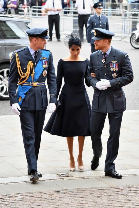 Meghan Markle's Black Dior Dress Princ Harry, Looks Kate Middleton, Prins William, Princesa Real, Givenchy Dress, Dresses Mother Of The Bride, Prins Harry, Principe William, Princess Meghan