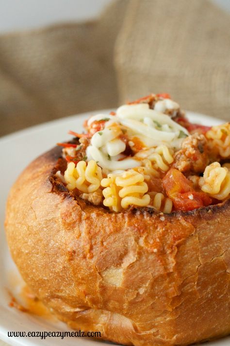 Garlic Bread Bowl, Soup Lasagna, Bread Bowl Soup, Bread Bowl Recipe, Recipe Crockpot, Beef Noodles, Crockpot Lasagna, Fall Soup, Soup Easy