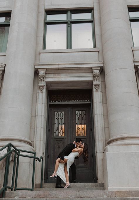 Pictures On Stairs, Photoshoot Classy, Couples Photo Poses, Casual Engagement Photos Outfits, Downtown Photoshoot, Engagement Photos Downtown, Casual Engagement Photos, Classy Bride, Dallas Engagement Photos