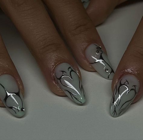 Metallic Heart Nails, Nails With Metallic Design, Metal Head Nails, Y2k Nails Heart, Matalic Nails Acrylic, Y2k Nails Silver, Silver Heart Nails, Black Metallic Nails, Nails With Silver Design