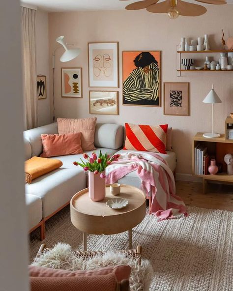 Light Color Couch Living Room, Box Living Room Ideas, Retro Chic Interior Design, Colourful Minimalist Living Room, Pastel Living Room Aesthetic, Sophisticated Apartment Decor, Cosy Craft Room, Quirky Home Decor Living Room, Colourful Scandinavian Interior