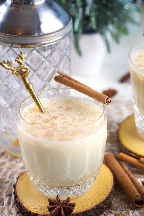 Eggnog White Russian recipe is easy to make in minutes with vodka, kahlua and eggnog. The perfect holiday cocktail. Egg Nog White Russian Recipe, Egg Nog White Russian, Eggnog White Russian, Egg Nog Recipe Easy, Make Eggnog, White Russian Recipe, Alcoholic Eggnog, How To Make Eggnog, White Russian Recipes