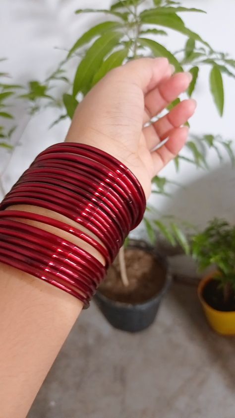 Red Glass Bangles Indian, Bangle Hands Pics, Red Bangles Aesthetic, Red Glass Bangles, Bangles Snap, Bangles Aesthetic, Glass Wardrobe, South Asian Aesthetic, Rajputi Jewellery