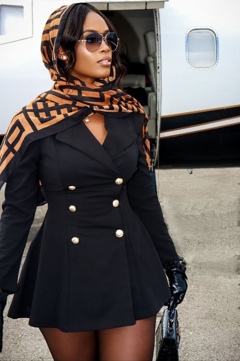 Stylish and affordable private jet outfits to look like a celebrity on your flight or photoshoot. Luxury Travel Outfit Jet Set, Private Jet Outfit Classy, Helicopter Outfit Ideas, Chanel Outfit Inspiration, Helicopter Outfit Style, Classy Airport Outfit Black Women, Briefcase Photoshoot, Private Jet Outfit, Helicopter Outfit