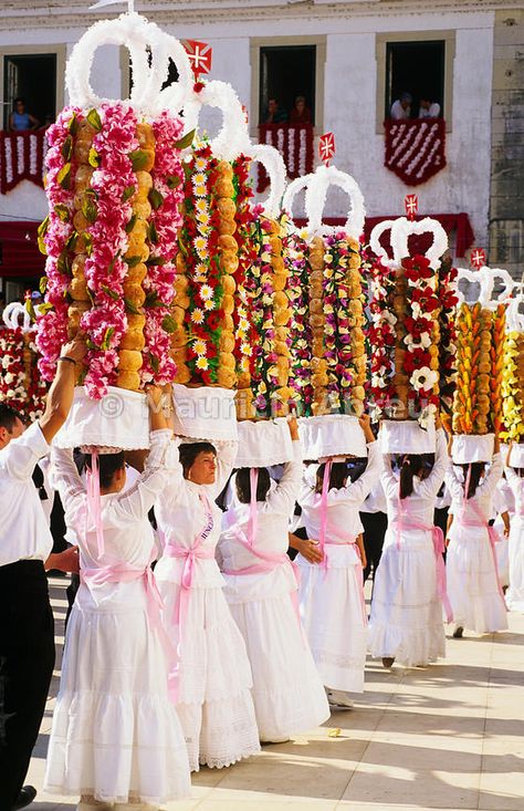 Tabuleiros festivities. Takes place every four years in July. This festival is an ancient tradition, and the most important celebrated in the city of Tomar. Portugal Traditional Clothing, Portugal Tradition, Queen Cape, Portuguese Traditions, Boom Festival Portugal, Madeira Flowers Portugal, Braga Portugal, Portugal Vacation, Portuguese Culture