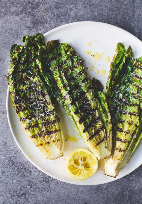 Grilled Romaine Salad Recipes, Grilled Romaine Lettuce, Grilled Romaine Salad, Grilled Salad, Grilled Romaine, Vegan Salad Dressing, Romaine Salad, 5 Minute Meals, Salad Recipes Video