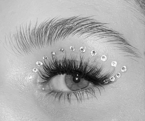 Cute Simple Rhinestone Makeup, Eye Makeup With Diamonds, Diamond Make Up Looks, Prom Makeup With Diamonds, Black And White Party Makeup, Body Gems Chest, Face Gem Looks, Diamante Eye Makeup, Silver Gem Makeup