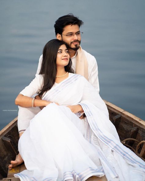 Pre Wedding Photo Shoot Poses, Pre Wedding Poses Outdoor Saree, Pre Wedding Photoshoot Outdoor Different Styles, Beach Pics Couple, Boat Pre Wedding Shoot, Boat Couple Photoshoot, Pre Wedding Photoshoot In Boat, Goa Pre Wedding Photoshoot, Pre Wedding Photoshoot In Goa