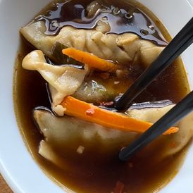 Crockpot Asian Dumpling Soup Pot Sticker Soup Recipe, Asian Dumpling Soup, Crockpot Dumplings, Crock Pot Asian, Crockpot Asian, Frozen Potstickers, Chicken Dumpling Soup, Matchstick Carrots, Dumpling Soup