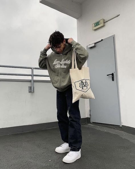 #streetwear #tote Streetwear Poses, Cloth Tote Bags, Mens Streetwear Outfits, Outfits Minimal, Mens Tote Bag, Tote Bag Outfit, Minimal Streetwear, Guy Fits, Aesthetic Outfits Men