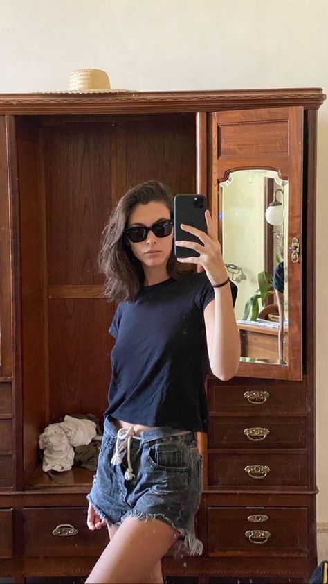 Vittoria Ceretti Street Style, Vittoria Ceretti, Italian Model, Italian Beauty, All Black Outfit, Inspirational Women, Black Outfit, Stories Instagram, Selfies