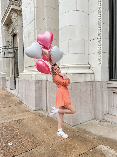 How To Pose With Balloons, Birthday Pose With Balloons, Balloon Poses Picture Ideas, Ballon Poses, Balloon Birthday Pictures, Birthday Photoshoot Poses Outdoor, Heart Balloons Photoshoot, Posing With Balloons, Birthday Poses With Balloons