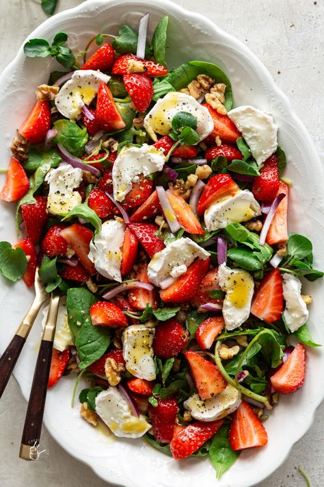 Strawberry Goat Cheese Salad with Spinach and Arugula | J Cooking Odyssey Ricotta Salad Recipes, Arugula Meals, Spinach Arugula Salad, Healthy Salad Aesthetic, Summer Christmas Lunch, Arugula Strawberry Salad, Spinach Goat Cheese Salad, Salad Lunches, Strawberry Goat Cheese Salad