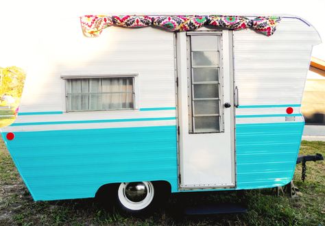 LittleThings.com : This Vintage 1962 Camper Strikes The Perfect Balance Between Classic And Modern -- Made by Schiebout, this vintage 1962 camper might look like a classic from the outside, but the inside is the epitome of modern tiny-house living. Vintage Campers For Sale, Tin Can Tourist, Unique Sinks, Mint Green Walls, Tiny House Swoon, Classic Campers, Tiny Trailers, Old Campers, Global Home