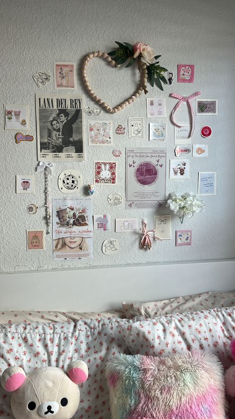 Wall Decor Kawaii, Coquette Wall Decor Ideas, Cute Wall Collage, Wall Inspo Bedroom, Room Picture Wall, Room Collage, Easy Room Decor, Coquette Room, Cute Diy Room Decor