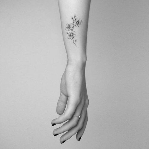 idée-tatouage-orchidée-discret-bras-femme Orchid Tattoo, Flower Wrist Tattoos, Handpoke Tattoo, Small Flower Tattoos, Geniale Tattoos, Wrist Tattoos For Women, Diy Tattoo, Dainty Tattoos, Hip Tattoo