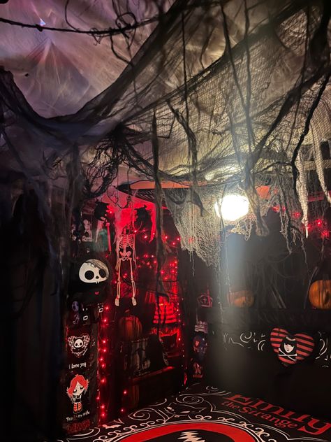 Vampire Goth Bedroom, Vampire Room Decor, Vampire Room Aesthetic, Room Ideas Goth, Black And Red Room, Alt Bedroom Ideas, Horror Bedroom Ideas, Horror Themed Bedroom, Horror Room Ideas