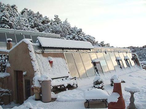 10 Reasons Earthships Are Awesome Underground Houses, Earthship Biotecture, Earth Ships, Greenhouse Windows, Earth Ship, Earth House, Off Grid House, Large Greenhouse, Eco Homes