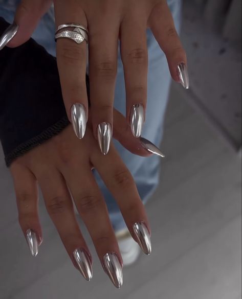 Glazed Nails Hailey, Nails Hailey Bieber, Metallic Nails Design, Nails Styles, Festive Manicure, Chrome Nails Designs, Nail Trend, Colorful Nail, Classy Acrylic Nails