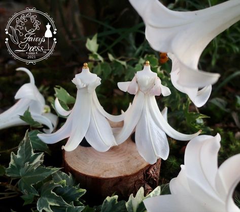 Things you only see in Japan These are fairies' dresses made from flower petals 🌸 by a Japanese artist on Twitter. Japanese never stop being creative 🥰 📷@Fairys_Dress. From Japan in My Eyes, vF 9-1-22 Flower Petal Dress, Fairy Games, Flower Dress Art, Lily Design, Fairy Dresses, Fairy Clothes, Being Creative, White Lily, Fairy Figurines