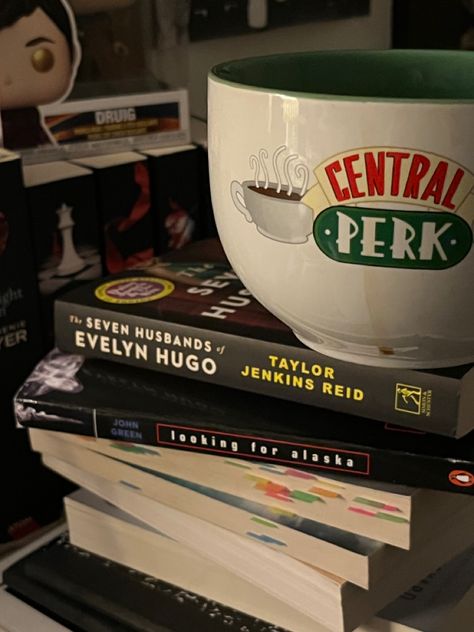 Looking For Alaska, Central Perk, Mia 3, Foto Ideas Instagram, Coffee And Books, Autumn Aesthetic, Book Girl, I Love Books, Study Motivation