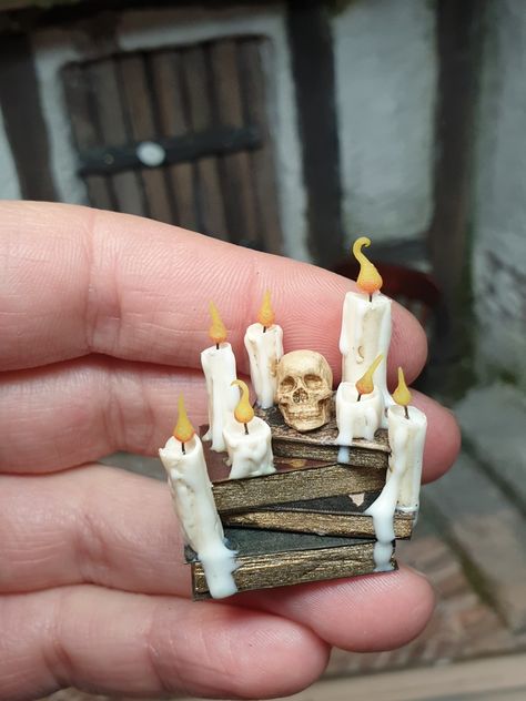 Ideas For Living Room Decor, Decoration Nails, Dnd Crafts, Home Decor For Bedroom, Dollhouse Halloween, Decorative Wallpaper, Decorating Bedroom, Halloween Clay, Haunted Dollhouse