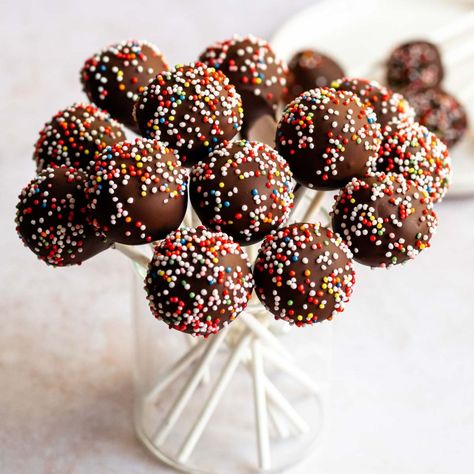 Chocolate Cake Pops Gluten Free Cake Pops, Chocolate Cake Pops Recipe, Brownie Vegan, Oreo Cake Pops, Chocolate Cake Pops, Dairy Free Cake, Vegan Chocolate Cake, Basic Cake, Cake Chocolat