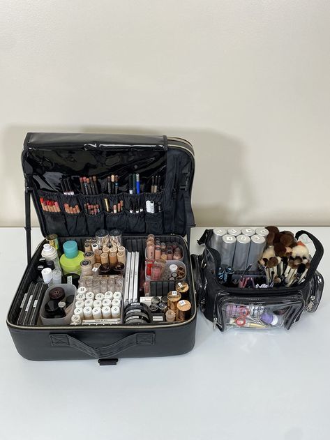 Travel Makeup Artist, Makeup Case Aesthetic, Makeup Depotting, Depotting Makeup, Makeup Kit Organization, Makeup Artist Kit Organization, Makeup Room Design, Traveling Makeup Artist, Makeup Layout