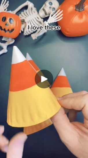 Candy Corn Craft, Paper Plate Halloween, Corn Decorations, Corn Party, Quick Halloween Crafts, Candy Corn Hat, Halloween Candy Crafts, Corn Craft, Candy Corn Crafts