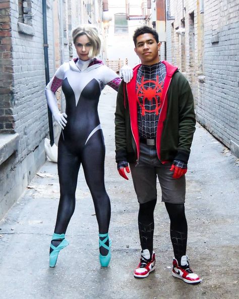 Spider Gwen And Miles Morales Cosplay, Miles Morales And Gwen Stacy Halloween Costume, Miles And Gwen Costume, Gwen X Miles, Miles Morales Cosplay, Miles Morales Costume, Halloween Customs, Spider Gwen Cosplay, Halloween Fits