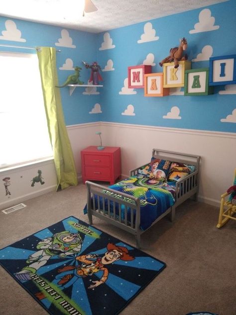 This is so cute ❤️❤️❤️ Toy Story Cloud Wall, Buzz Light Year Bedroom, Toddler Toy Story Room, Toy Story Bedroom Ideas Diy, Toy Story Theme Bedroom, Toy Story Bedroom Decor, Toy Story Boys Room, Toys Story Room, Toy Story Themed Bedroom