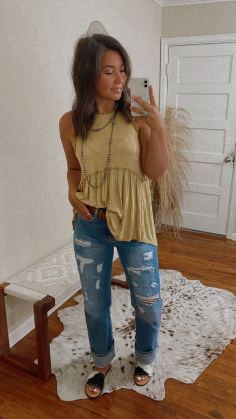 Western Outfit With Sandals, Mom Jean Western Outfit, Western Easter Outfits For Women, Southern Mom Style, Southern Mama Style, Western Mom Jeans Outfit, Western Mama Outfits, Western Casual Dresses, Easter Western Outfits