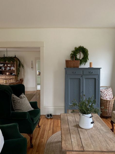 Casa Country, Interior Vintage, Old Farmhouse, A Living Room, Farmhouse Living, Shaker Style, Chalk Paint, Cozy House, Wood Floors