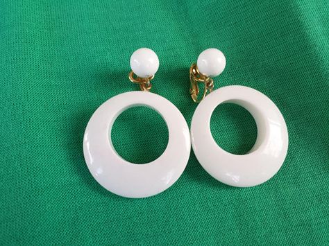 Mod Vintage 1960's White Large Plastic Circle Dangle Hoop White Bead Designer Trifari Gold Clip On Earrings 60s Accessories, 60s Outfit, 1960s Earrings, 60s Earrings, White Hoop Earrings, 60s Vibe, Mod Jewelry, Mod Vintage, 1960s Mod