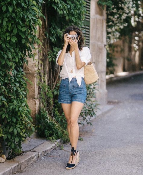 Lace Up Espadrilles Outfit, Espadrille Wedge Outfit, Espadrilles Outfit Summer, Espadrille Wedges Outfit, Summer Wedges Outfit, How To Style Espadrilles, Alpargatas Outfit, Spring Shorts Outfits, Wedge Outfit