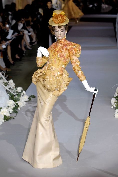 Galliano Dior, Runway Fashion Couture, Runway Outfits, Dior Couture, Zac Posen, Mode Inspo, Costume Design, A Dress, Vivienne Westwood