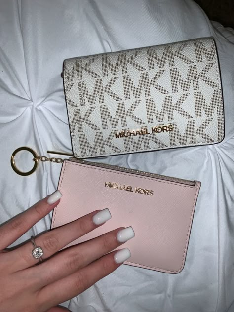 What's In My Purse, Girly Car Accessories, Luxury Bags Collection, Purse Essentials, Handbag Essentials, Cute Wallets, Girly Bags, Luxury Purses, Luxury Wallet