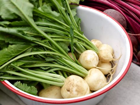 The Best Ways to Cook White Beets White Beets, Radish Greens, Winter Vegetable, Winter Veggies, Salsa Yogurt, Kitchen Gardens, English Peas, Planting Tips, Garden Layout Vegetable