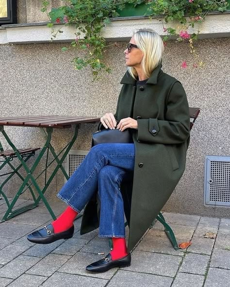 Red Sox Outfit, Looks Jeans, Red Socks, Red Tights, Loafers Outfit, Sock Outfits, Cooler Look, Looks Street Style, Fall 24