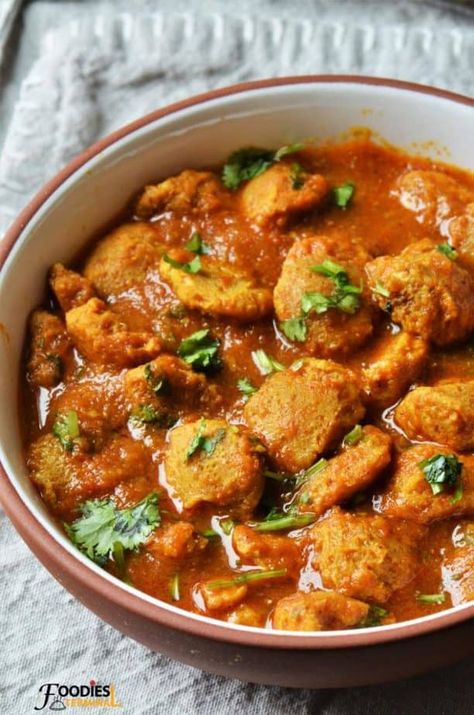 Try this Soya Chunks Curry in your Instant pot or pressure cooker. This easy vegetarian curry is made with Nutrela Nuggets. This Meal maker curry or soya bean curry always packs a punch and surprisingly made with simple pantry staples. For such easy recipes follow my blog @foodiesterminal.com #soyachunkscurry #soyabeancurry #mealmakercurry #nutrelanuggetscurry #nutrelanuggets #soyarecipes #soyachunkssabji #pressurecookercurry #instantpotsoyachunks #foodiesterminal. Meal Maker Curry, Aloo Soyabean Recipe, Soya Chunks Curry, Soya Curry Recipe, Soya Curry, Soyabean Curry Recipe, Meal Maker Recipes, Nutrela Soya Chunks Recipe, Soya Recipes Vegetarian