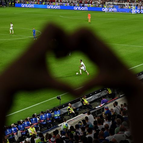 Soccer Player Boyfriend, Jude Bellingham Aesthetic Pictures, Jude Bellingham Boyfriend Material, Jude Bellingham Icon, Read Madrid, Soccer Aesthetic, Real Madrid Photos, Wag Dr, Real Madrid Logo