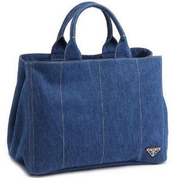 Luxuryhandbageshop.com #jeansbagpatterns #jeanbagspatternideas #recyclejeansbagpattern Jean Bag, Recycled Jeans Bag, Denim Bag Diy, Denim Bag Patterns, Sacs Tote Bags, Jean Purses, Sac Diy, Jean Purse, Denim Bags