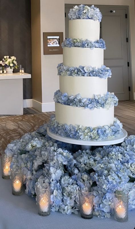 Quinceanera Cake Ideas Sweet 15, Baby Blue Themed Wedding, Hydrangea Cakes, Bridgerton Cake, Wedding Cake Blue, Light Blue Wedding Cake, Hydrangea Cake, Blue Wedding Cake, Blue Wedding Decorations