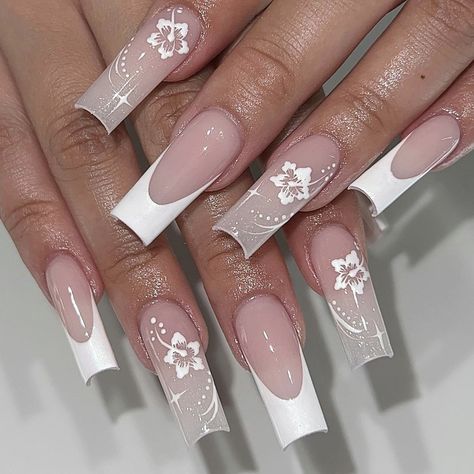 White Flower Charm Nails, White Nails Hibiscus, White Nails With Hibiscus Flowers, Cocette Nail Ideas, Long Square Summer Nails, White Nails With Green Designs, Latina Nail Ideas, White Hibiscus Nails, Vacation Nails Square