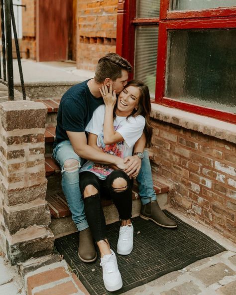 Photos Couple Mignon, Shooting Couple, Photographer Business, Engagement Pictures Poses, Pose Fotografi, Couple Picture Poses, Cute Couple Poses, Couple Photoshoot Poses, Best Photo Poses