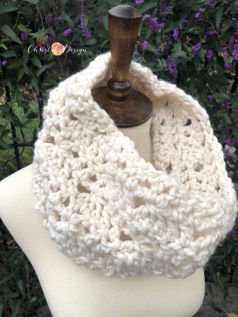 Simple Sewing Tutorial, Cowl Crochet Pattern, Crochet Cowl Free Pattern, One Skein Crochet, Cowl Crochet, Chunky Cowls, Crochet Cowl Pattern, Lion Brand Wool Ease, Crochet Infinity Scarf