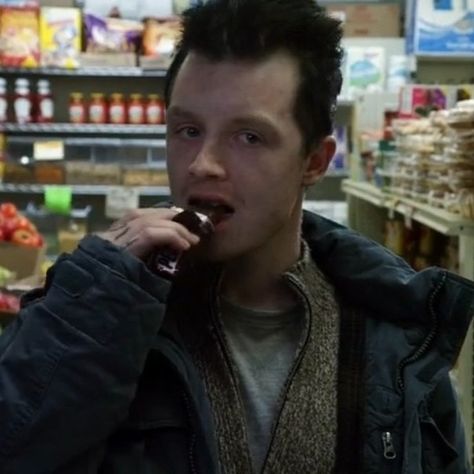 S1E09 Mickey Milkovich, Smash Board, Mickey And Ian, Noel Fisher, Umbrella, Actors, Quick Saves