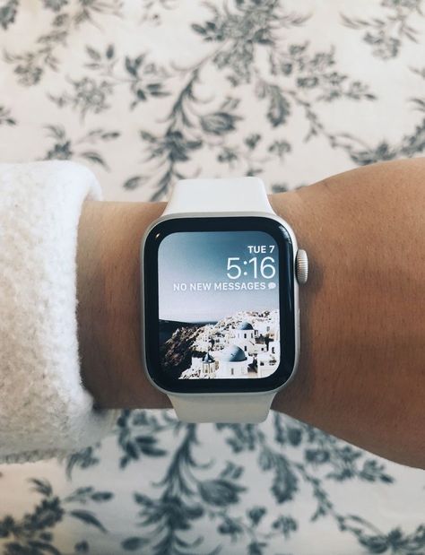 Apple Watch Aesthetic, Apple Watch White, Watch Aesthetic, Apple Watch Fashion, White Apple, Cool Tech Gadgets Electronics, Gadgets Technology Awesome, Cool Electronics, Apple Watch Accessories